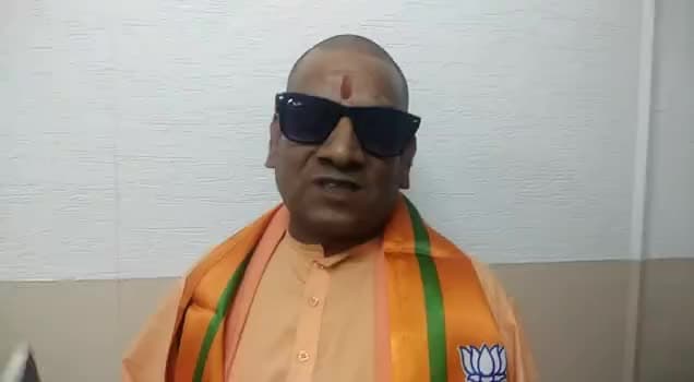 लगभग सभी के देखे होंगे #हमशक्ल 
योगी #आदित्यनाथ का भी मिल गया है #Yogi #BJP