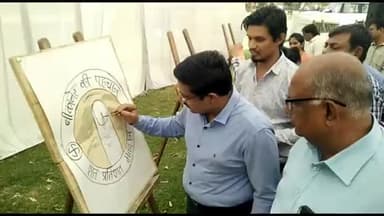 #dunger व #rampuriya #college के कला छात्रों ने कुंची से दिया मतदान का संदेश,कलेक्टर ने भी तूलिका पर हाथ आजमाया #bikaner