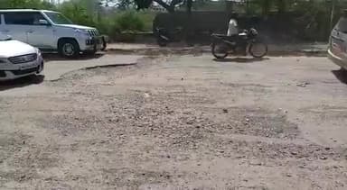 मथुरा -बरेली राजमार्ग पर गड्ढे बन सकते हैं बड़े हादसे का कारण#mathura#publicproblems