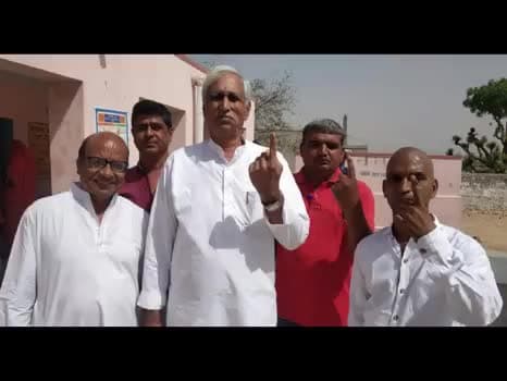 लंगोङ के बूथ पर कांग्रेस के दिग्गज नेता रिछपाल मिर्धा ने किया मतदान का प्रयोग।
#Inc #Election2019