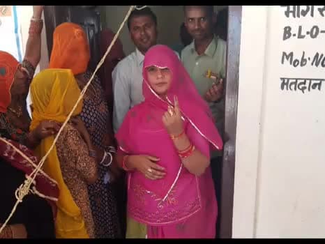 मेङता विधायक इंद्रा देवी बावरी ने किया मतदान का प्रयोग। आरएलपी से मेङता विधायक हैं बावरी। 
#Rlp #Election2019
