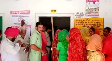 #संगरिया- #संगरिया विधानसभा में अब तक 73.37 प्रतिशत हुआ मतदान #मतदान का समय हुआ समाप्त #बूथों के अंदर लगी है लाइने