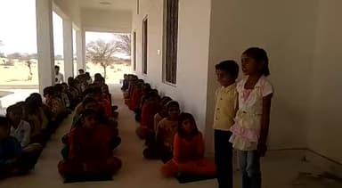 खाजूवाला#7PHM के राजकीय  माध्यमिक विद्यालय की ग्राम पंचायत मुख्यालय पर हुई बालसभा 
 बच्चों ने गाए  देश भक्ति गीत