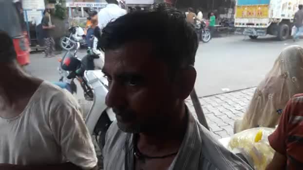 #मैजिक टेम्पो चालक ने की मैक्स चालक की पिटाई चालक पप्पू के सर में आई चोट

वाइट - पप्पू
