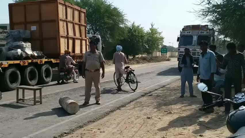 #संगरिया#चौटाला के पास एलपीजी गैंस से भरे पलटे ट्रक को सड़क से हटाने के प्रयास जारी #वाहन तेजाखेड़ा सड़क से डाइवर्ट