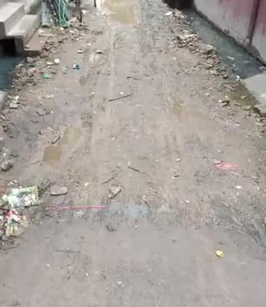 बदायूं के मोहल्ला वार्ड 24 में फैली गंदगी नहीं आता कोई सफाईकर्मी पिछले 24 माह से खराब पड़ी है सड़क #nadeemali