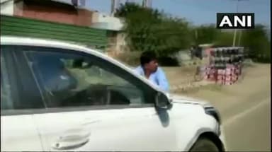 यूपी में रोड रेज का केस, बोनट पर लटके शख्स को लेकर 2 किलोमीटर तक कार दौड़ाता रहा युवक #roadrage #ghaziabad