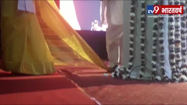 आगरा मेट्रो के शिलान्यास के दौरान केबिनेट मंत्री एस.पी. सिंह बघेल के पैर के नीचे दबा एंकर का पल्लू #cabinetminister #anchorpallu