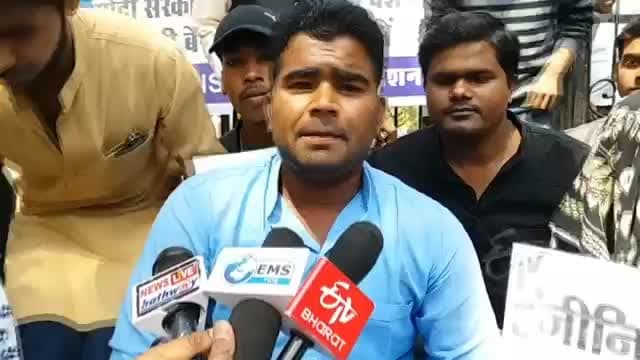 बेरोज़गार युवाओं का प्रदर्शन, जूते पॉलिश कर जताया केंद्र सरकार का विरोध <nis:link nis:type=tag nis:id=modigov nis:value=modigov nis:enabled=true nis:link/> <nis:link nis:type=tag nis:id=unemloyment nis:value=unemloyment nis:enabled=true nis:link/> <nis:link nis:type=tag nis:id=bjp nis:value=bjp nis:enabled=true nis:link/> <nis:link nis:type=tag nis:id=youth nis:value=youth nis:enabled=true nis:link/>