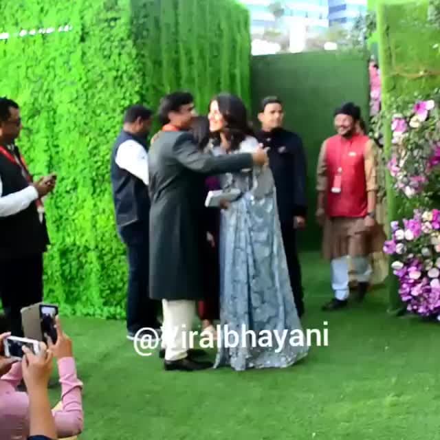 मुकेश अंबानी के बेटे आकाश अंबानी की शादी में अपनी मां और भाई के साथ पहुंचीं प्रियंका <nis:link nis:type=tag nis:id=akashshlokawedding nis:value=akashshlokawedding nis:enabled=true nis:link/> <nis:link nis:type=tag nis:id=akashambani nis:value=akashambani nis:enabled=true nis:link/> <nis:link nis:type=tag nis:id=shlokamehta nis:value=shlokamehta nis:enabled=true nis:link/>