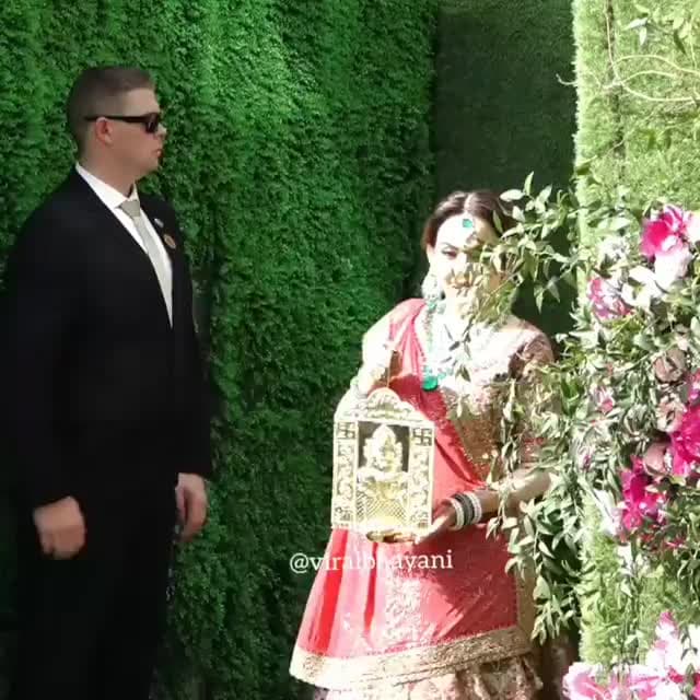 भाई आकाश अंबानी की शादी में रस्म निभाती नज़र आईं ईशा अंबानी #akashshlokawedding #ishaambani #marriage