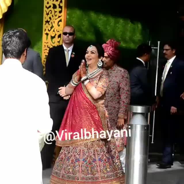 मुकेश अंबानी के बेटे की शादी में यूएन के पूर्व महासचिव बान की-मून ने की शिरकत, नीता अंबानी ने किया स्वागत <nis:link nis:type=tag nis:id=akashambani nis:value=akashambani nis:enabled=true nis:link/> <nis:link nis:type=tag nis:id=wedding nis:value=wedding nis:enabled=true nis:link/> <nis:link nis:type=tag nis:id=bankimoon nis:value=bankimoon nis:enabled=true nis:link/> <nis:link nis:type=tag nis:id=nitaambani nis:value=nitaambani nis:enabled=true nis:link/>