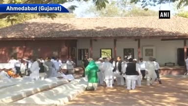 CWC की बैठक से पहले राहुल गांधी ने साबरमती स्तिथ गांधी आश्रम में आयोजित प्रार्थना सभा में भाग लिया #rahulgandhi #cwcmeeting