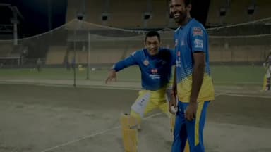 स्टेडियम में प्रैक्टिस के दौरान फैन ने धोनी से हाथ मिलाने के लिए उनके पीछे लगाई दौड़ #dhoni #fan #ipl