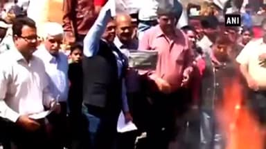 दिल्ली के व्यापारियों ने होलिका दहन के मौके पर जलाए चीनी सामान #delhitraders #holikadahan #chinesegood