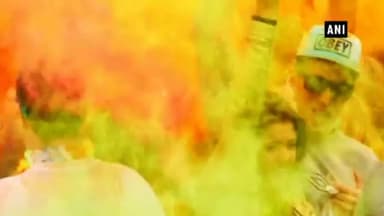 शबाना आज़मी और जावेद अख्तर के घर जुटे फिल्मी सितारे, जमकर खेली होली #holi #bollywood #javed #shabanaazmi