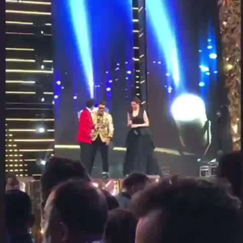 रणवीर सिंह ने घुटनों पर बैठकर पत्नी दीपिका से लिया बेस्ट एक्टर का अवॉर्ड <nis:link nis:type=tag nis:id=ranveerdeepika nis:value=ranveerdeepika nis:enabled=true nis:link/> <nis:link nis:type=tag nis:id=filmfare2019 nis:value=filmfare2019 nis:enabled=true nis:link/>