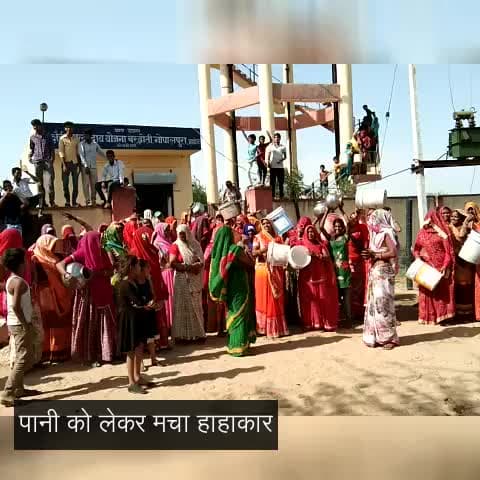 जयुपर के सांभर में पानी की किल्लत से परेशान महिलाओं ने मटका फोड़कर किया प्रदर्शन