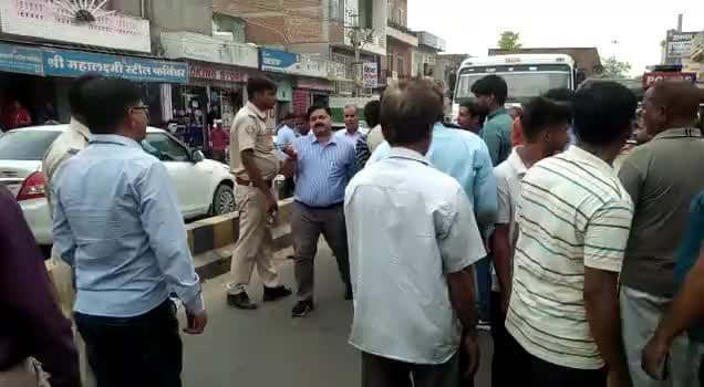 जयपुर के चौमूं में महिलाओं ने नगर पालिका के इंजीनियर को घेर कर सुनाई खरी-खोटी