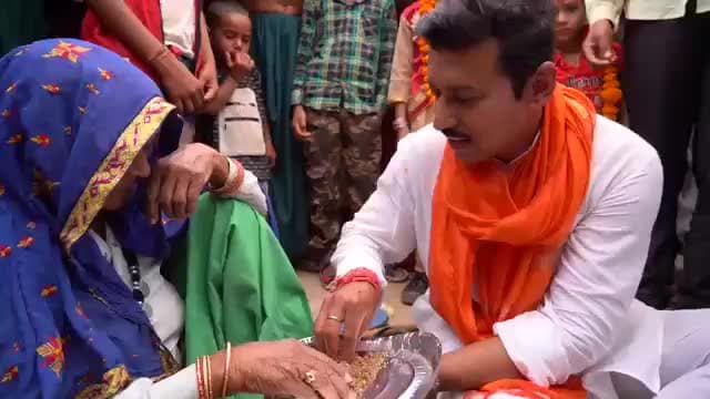 जयपुर में चुनाव प्रचार के दौरान राज्यवर्धन सिंह ने वृद्धा के हाथ से खाया चूरमा