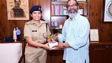 कांके: कांके रोड स्थित सीएम आवास में पुलिस अधिकारियों ने मुख्यमंत्री से मुलाकात की