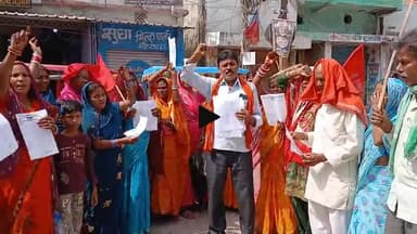 बेतिया: बेतिया में बिहार राज्य विद्यालय रसोइया यूनियन एटक का विरोध मार्च, निदेशक का फरमान जलाया