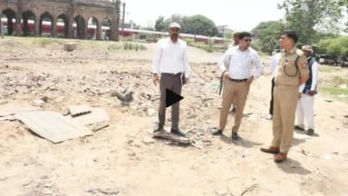 रामपुर: सोमवार को नवाब रेलवे स्टेशन के निकट कब्ज़ा मुक्त हुई जगह का जिलाधिकारी और पुलिस अधीक्षक ने किया निरीक्षण