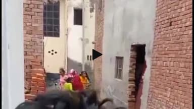 बड़ौत: शबगा गांव में गली में गेट बनाने को लेकर 2 पक्ष भिड़े, महिलाओं ने की गाली-गलौज व पथराव का वीडियो हुआ वायरल