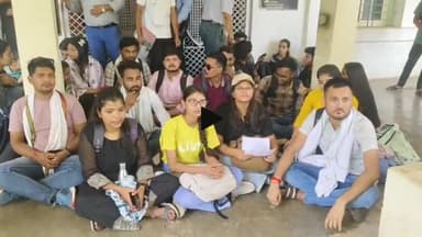 सागर नगर: डॉ. हरिसिंह गौर विश्वविद्यालय के छात्रों ने पेपर में गैप के लिए प्रशासनिक भवन के सामने किया प्रदर्शन