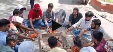 BHU स्थित हॉस्पिटल में व्याप्त अनियमितता के विरोध में छात्रों ने IMS गेट के बाहर किया बुद्धि शुद्धि यज्ञ