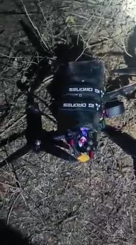 झांसी में गिरा सेना का ड्रोन, आवाज और रंग-बिरंगी लाइटें देख ग्रामीणों में मचा हड़कंप

झांसी में बबीना फायरिंग रेंज से सैन्य निगरानी के लिए उड़ाया गया ड्रोन सीमा से सटे गांव मानकुआं में गिर गया। जमीन पर रंग-बिरंगी लाइटें और मशीनी आवाज से अफरा