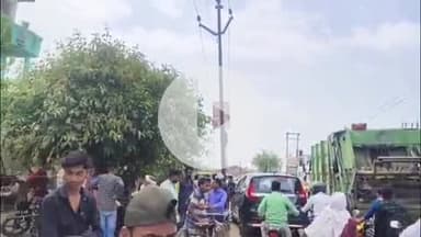 फिरोज़ाबाद: बम्बा चौराहे के पास नगर निगम की कूड़ा गाड़ी ने टेम्पो में मारी जोरदार टक्कर, टेम्पो चालक हुआ घायल