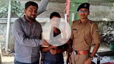 पतरघट: पतरघट थाना में ऑटो चालक ने ईमानदारी दिखाते हुए ऑटो में छूटे एक मोबाइल को लौटाया, थाना अध्यक्ष ने किया सम्मानित