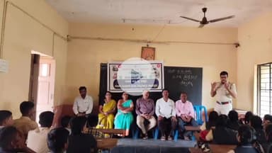 ಹಗರಿಬೊಮ್ಮನಹಳ್ಳಿ: ತಂಬ್ರಹಳ್ಳಿ ಗ್ರಾಮದ ಕೆಪಿಜಿ ಪ್ರೌಢಶಾಲೆಯಲ್ಲಿ ಪೊಲೀಸ್ ಇಲಾಖೆ ವತಿಯಿಂದ, ವಿದ್ಯಾರ್ಥಿಗಳಿಗೆ ಸಂಚಾರಿ ನಿಯಮ&ರಸ್ತೆ ಸುರಕ್ಷತೆ ಬಗ್ಗೆ ಜಾಗೃತಿ