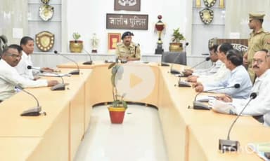 उरई: उरई के पुलिस लाइन में पुलिस अधीक्षक की अध्यक्षता में कानून व्यवस्था को लेकर हुई बैठक, दिए गए आवश्यक दिशा-निर्देश