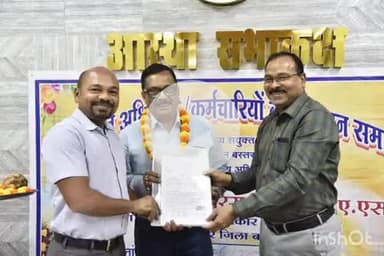 जगदलपुर: जिला कार्यालय में सेवानिवृत्त हुए 28 शासकीय सेवकों को अपर कलेक्टर ने पेंशन प्राधिकार पत्र किया प्रदान