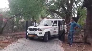 झांसी: KV 3 के पास सीपरी बाजार-खाती बाबा जाने वाले रोड पर रेलवे के चीफ कंट्रोलर के बंगले की फैंस के अंदर मिली लाश