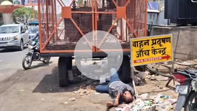 झांसी: इलाइट चौराहे से स्टेशन रोड के बीच एक व्यक्ति शराब के नशे में चिलचिलाती धूप में ट्रांसफार्मर के नीचे गिरा