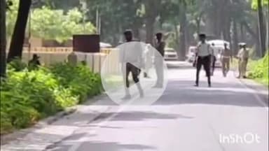 पलिया: पलिया हवाई पट्टी पर उतरा राज्यपाल का हेलीकॉप्टर, डीएम और एसपी ने पुष्प गुच्छ देकर किया स्वागत