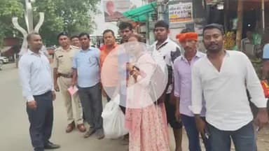 राजगीर: राजगीर बाजार में सीटी मैनेजर सुजीत कुमार ने छापा मारकर पॉलिथीन किया बरामद