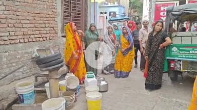 झांसी: पेयजल की समस्या से जूझ रहे वार्ड नंबर 35 नन्दनपुरा के क्षेत्रवासी, हैंडपंप से निकल रहा गंदा पानी #jansamasya