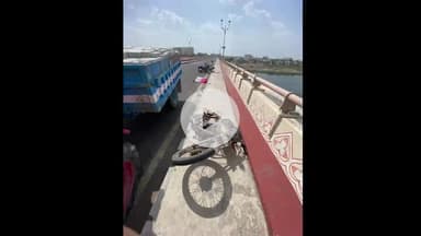 लाडपुरा: कोटा में ट्रैक्टर-ट्राली की चपेट में आए बाइक सवार, एक की मौत, तीन घायल, टायर फटने से बेकाबू हुआ, ईंटों से भरा था