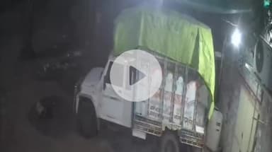 शिवपुरी नगर: लाल कोठी के पास स्थित एक दुकान में चोरी करते पकड़े जाने पर चोर ने किशोर को चाकू मारकर किया घायल, CCTV में कैद हुई घटना