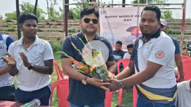 लोहरदगा: ललित नारायण स्टेडियम में विश्व साइकलिंग दिवस का आयोजन, कुडू कांग्रेस प्रखंड अध्यक्ष ने विजेताओं को किया सम्मानित