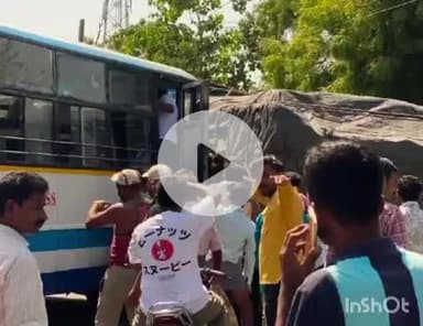 దుగ్గొండి మండలంలోని గిన్నిబావి వద్ద లారీ, బస్సు ఢీకొనడంతో పలువురికి గాయాలు