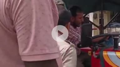 फतेहाबाद: फतेहाबाद के अंबेडकर चौक पर नगर पंचायत के ट्रैक्टर पर सिरफिरा बैठ गया, जमकर काटा हंगामा, वीडियो हुआ वायरल