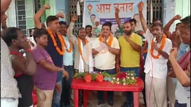 कटिहार: इनडोर स्टेडियम के पास ई-रिक्शा चालक संघ की बैठक आयोजित, विकास सिंह बने संरक्षक