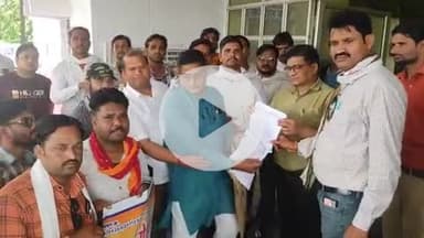 श्योपुर: रोजगार सहायकों ने वेतन सहित लंबित मांगों के निराकरण के लिए कलेक्ट्रेट पर किया प्रदर्शन