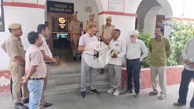 इटावा: ग्राम विकास अधिकारियों ने कलेक्ट्रेट में विभागीय अधिकारियों के खिलाफ दिया ज्ञापन