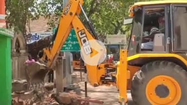 சாத்தான்குளம்: சாத்தான்குளம் பஜார் பகுதியில் மற்றும் பொது இடங்களில் உள்ள கட்சி கொடி கம்பங்கள் அகற்றம்